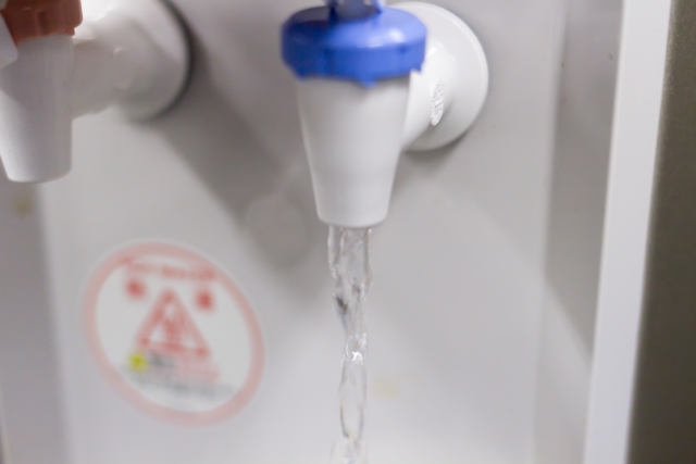 ウォーターサーバーがぬるい原因と対処法！お湯・冷水の温度トラブル完全解決ガイド - ウォーターサーバー比較ガイド